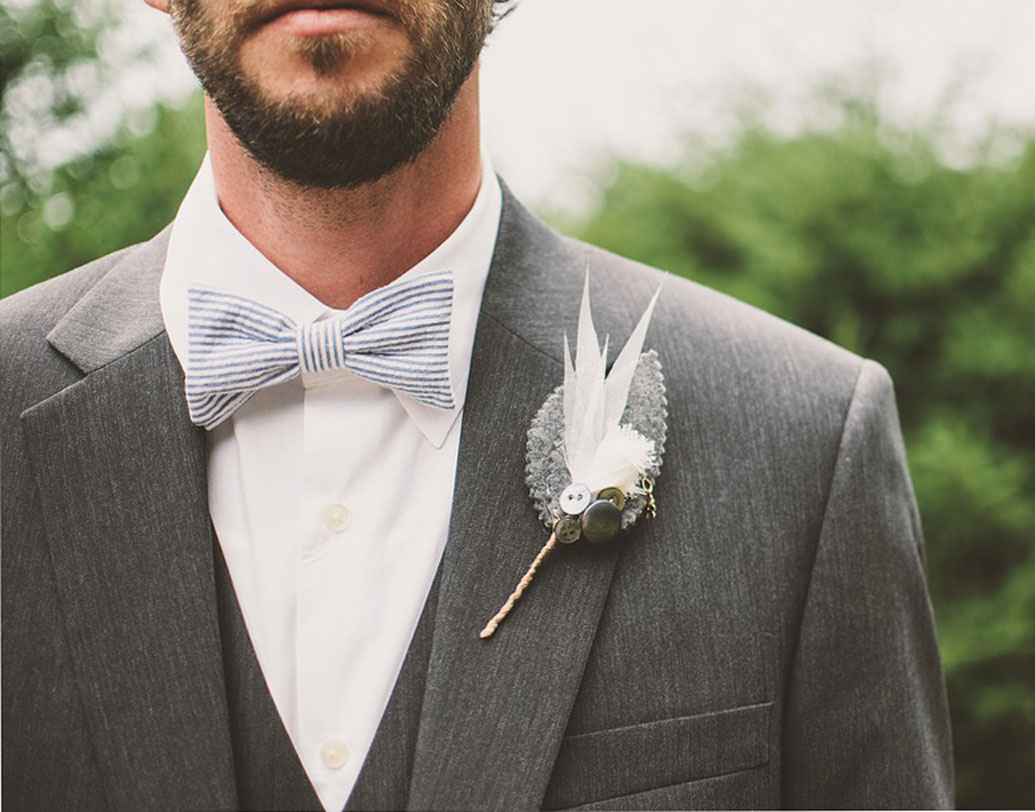 এক সময় কোটে ল্যাপেল দেওয়াটা ‘স্টাইল স্টেটমেন্ট’ হয়ে উঠলেও পরবর্তী সময়ে ল্যাপেলের নকশা ও কায়দায় অনেক বদল এসেছে। আজকাল কোটের সৌন্দর্য বাড়াতেই নানা রকমের ল্যাপেল দিয়ে পরীক্ষানিরীক্ষা চালান ফ্যাশন ডিজাইনাররা। তবে ল্যাপেলের খাঁজে রাখা পালক বা ফুল আজও পোশাকের মালিকের রুচি ও আভিজাত্যকেই মেলে ধরে।