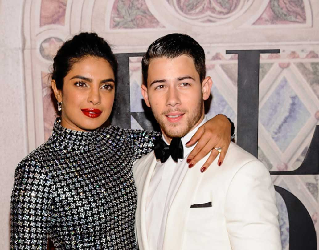 ডেমি লোভাটোর সঙ্গে ক্যাম্প রকে মুখ দেখানোর পর টিনেজারদের প্রিয় ব্যান্ড হয়ে ওঠে ‘জোনাস ব্রাদার্স’। যদিও কিছু দিনের মধ্যেই ভেঙে যায় তিন ভাইয়ের এই ব্যান্ড।