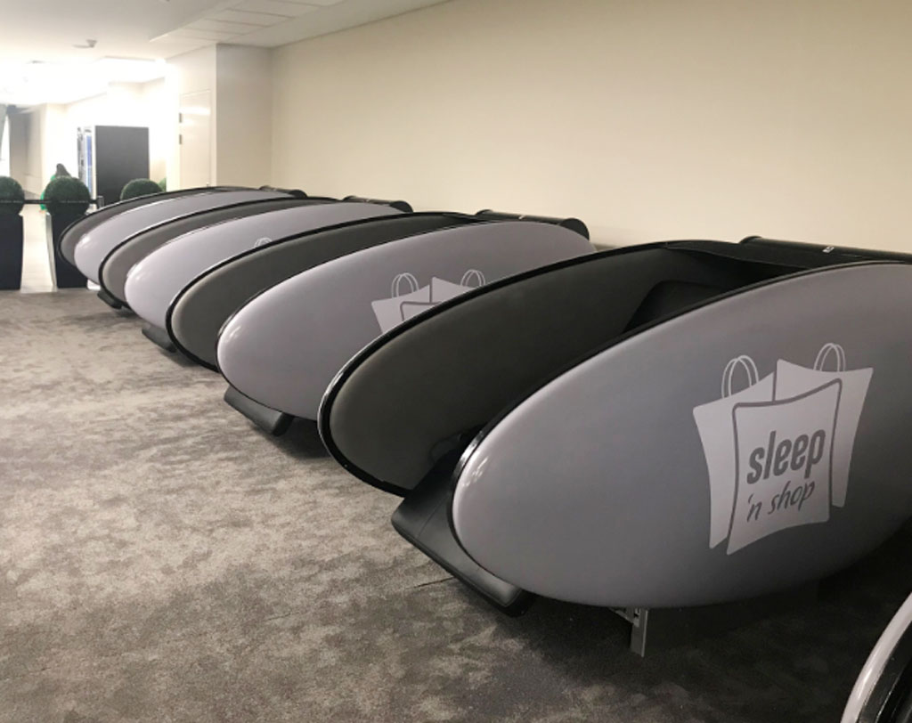 ঘুমের জন্য বিছানা রাখা হয়েছে ওই মলে। চলতি ভাষায় এর নাম দেওয়া হয়েছে স্লিপিং পড।সব মিলিয়ে মোট ১২টা স্লিপিং পড রয়েছে। শপিং মলের লেভেল গ্র্যান্ড পার্কিংয়ে এই স্লিপিং লাউঞ্জ করেছেন মল কর্তৃপক্ষ।