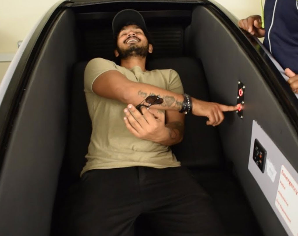 ঘুমতে চাইলে ঘুমিয়েও নিতে পারেন বা কিছু ক্ষণের জন্য একটু রিল্যাক্সও করে নিতে পারেন এই স্লিপিং পডে। ঘণ্টা হিসাবে ভাড়া নেওয়া হয় এর জন্য।