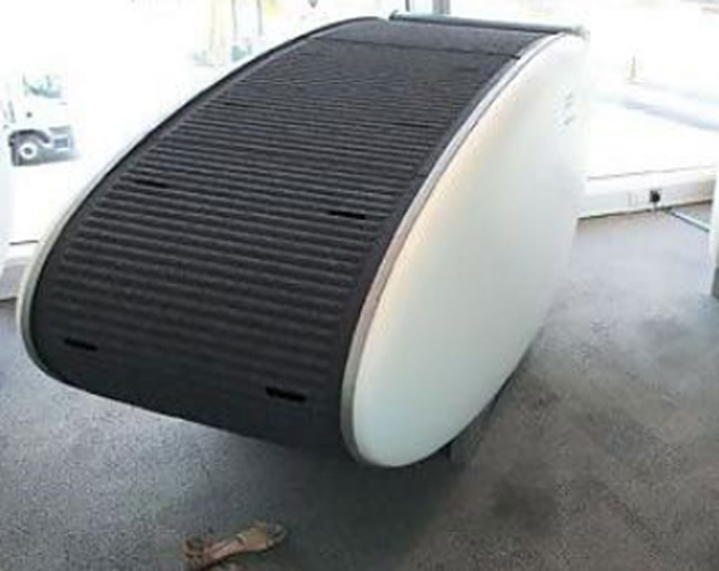 স্লিপিং পডটা দেখতে অনেকটা গাড়ির সিটের মতো। তিন দিক ঘেরা। এর মধ্যে শুয়ে চাইলে উপরের দিকেও ঢাকা দিয়ে দিতে পারেন। এতে বাইরে থেকে আপনাকে কেউ দেখতে পাবেন না। নিশ্চিন্তে ঘুমতে পারবেন।