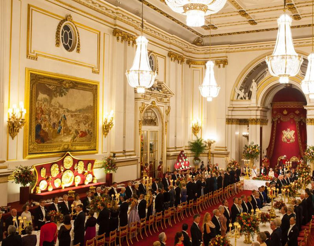 সপ্তাহের বেশির ভাগ সময় রানি দ্বিতীয় এলিজাবেথ এই প্রাসাদে থাকেন। বছরে প্রায় ৫০ হাজার অতিথি এই প্রাসাদে আসেন। রানির নিজস্ব পছন্দের গ্যালারিতে রয়েছে সারা বিশ্বের অন্যতম সেরা প্রায় ৪৫০টি ছবি। ৪০ একর খেলার মাঠও রয়েছে এই প্রাসাদ সংলগ্ন এলাকায়।