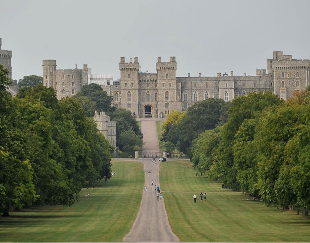 উইন্ডসর কাসল। লন্ডনের পশ্চিমে অবস্থিত ১১০০ শতকের এই প্রাসাদটি। সপ্তাহান্তের বেশির ভাগ সময়ই রানি এলিজাবেথ থাকেন এই ১০০০ ঘর বিশিষ্ট প্রাসাদে, বিশেষ করে ইস্টারের সময়। বিখ্যাত শিল্পীদের আঁকা (রুবেনস, ক্যানালেত্তো) বিরল ছবি রয়েছে এই প্রাসাদে। রয়েছে প্রাচীন আমলের বিরল আসবাবপত্রও, যেমন দ্বিতীয় চার্লসের খাট। মধ্যযুগের সেন্ট জর্জ চ্যাপেল ও হল রয়েছে এখানেই।