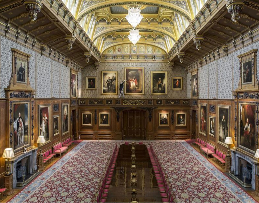 রানির সঙ্গে এই প্রাসাদে বিশ্বের রাষ্ট্রনেতাদের বৈঠক হয়েছে অনেক বার। প্রায় ৫ লক্ষ বর্গফুটের এই প্রাসাদের রক্ষণাবেক্ষণের খরচ শুনলে চোখ কপালে উঠতে বাধ্য। ১৯৯২ সালে আগুন লাগার পর এই প্রাসাদ মেরামত করতে ২৩৫ কোটি টাকা খরচ হয়েছিল।