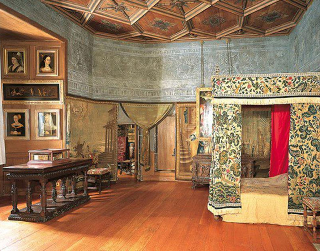 হোলিরুড হাউস। ১৬০০ শতকে স্কটল্যান্ডের রাজা-রানিরা থাকতেন এই প্রাসাদে। আরও আগে ১১২৮ সালে এটি ছিল একটি মনাস্ট্রি। স্কটল্যান্ডের রাজা চতুর্থ জেমস এটি তৈরি করেন। পরে ইংল্যান্ডের রাজারানিরা এটির দেখভাল করতেন। স্কটল্যান্ডের ইতিহাস, সংস্কৃতির সঙ্গে ওতপ্রোত ভাবে জড়িয়ে এই প্রাসাদ।