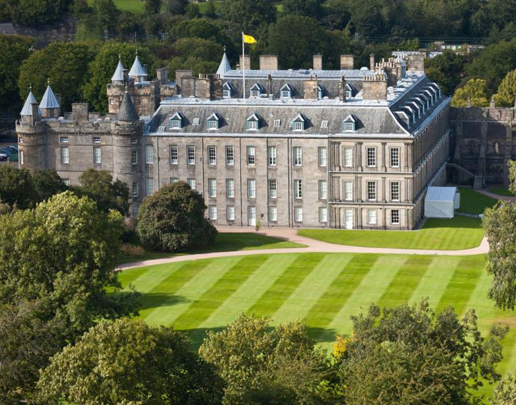 স্কটল্যান্ডে রানির অফিসিয়াল কাজকর্মও হয় এই প্রাসাদ থেকেই। তাঁদের ব্যক্তিগত থাকার জায়গা, আর্ট গ্যালারি খুলে দেওয়া হয় দর্শকদের জন্য। স্কটল্যান্ডের প্রায় ১০০ জন শাসকের ছবি রয়েছে এই গ্যালারিতে। প্রায় ৮৬ কোটি টাকা দিয়ে রক্ষণাবেক্ষণ ও মেরামতের কাজ হয়েছে এই প্রাসাদে।