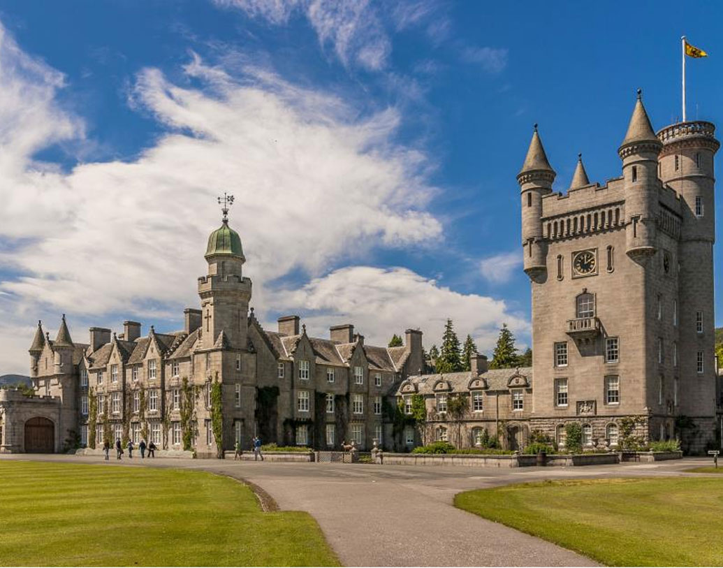 স্কট-বারোনিয়াল স্টাইলের এই বালমোরাল প্রাসাদটি প্রায় ৫০ হাজার একর জমির উপর তৈরি। প্রাচীন ক্যালিডোনিয়ান স্টাইলে তৈরি এই প্রাসাদটি। প্রাসাদ লাগোয়া বেশ কিছু প্রাচীন বাংলোও রয়েছে। এটি একেবারে রানির নিজস্ব সম্পত্তি।