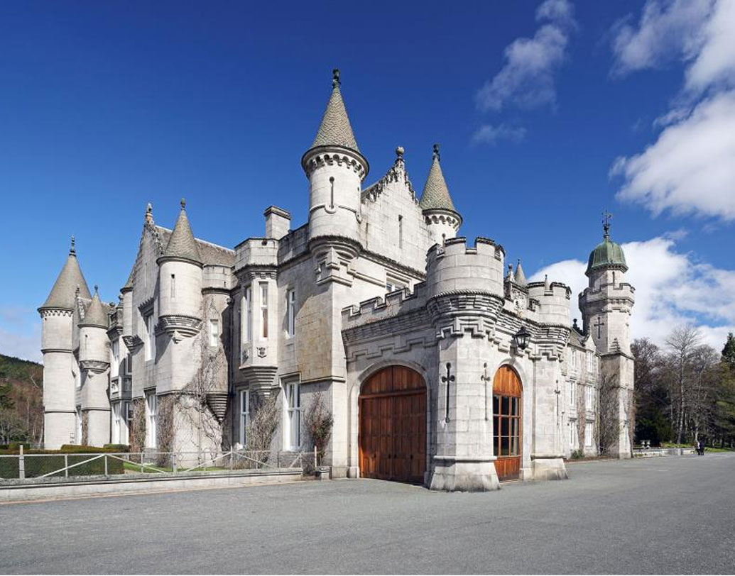 বালমোরাল প্রাসাদে সাধারণত রানি এলিজাবেথ থাকেন অগস্ট ও সেপ্টেম্বর মাস নাগাদ। এটিও দর্শকদের জন্য খুলে দেওয়া হয় গ্রীষ্মকালে।