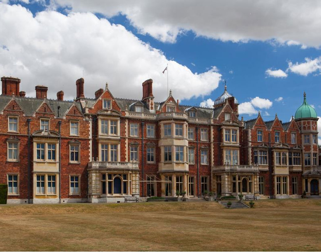 স্যান্ডরিংহ্যাম প্রাসাদ প্রায় ২০ হাজার একর জায়গা জুড়ে বিস্তৃত। ১৮৬২ সালে রানি ভিক্টোরিয়া এটি নিজের ছেলে সপ্তম এডওয়ার্ডের জন্য ক্রয় করেন। বড়দিন থেকে ফেব্রুয়ারি পর্যন্ত রানি এলিজাবেথ থাকেন এই প্রাসাদেই। জনগণের উদ্দেশে বলা তাঁর বেশিরভাগ বার্তাই এই বাড়ি থেকে রেকর্ড হয়।