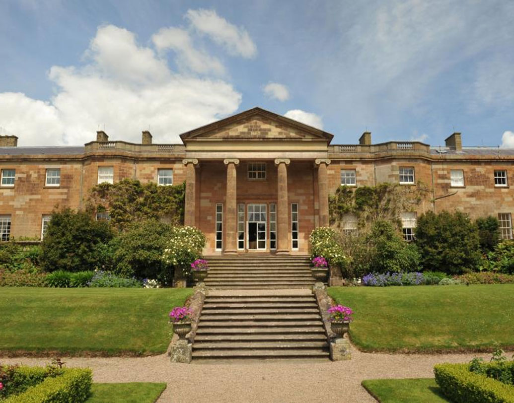 উত্তর আয়ারল্যান্ডের লিসবার্নের কাছে এই প্রাসাদে রানি সবচেয়ে কম দিন থেকেছেন। ১৮ শতকের শেষের দিকে এই হিলসবোরো প্রাসাদ তৈরি করেন উইলস হিল। দু’একর জমির উপর তৈরি এই দোতলা জর্জিয়ান ম্যানসনটি।