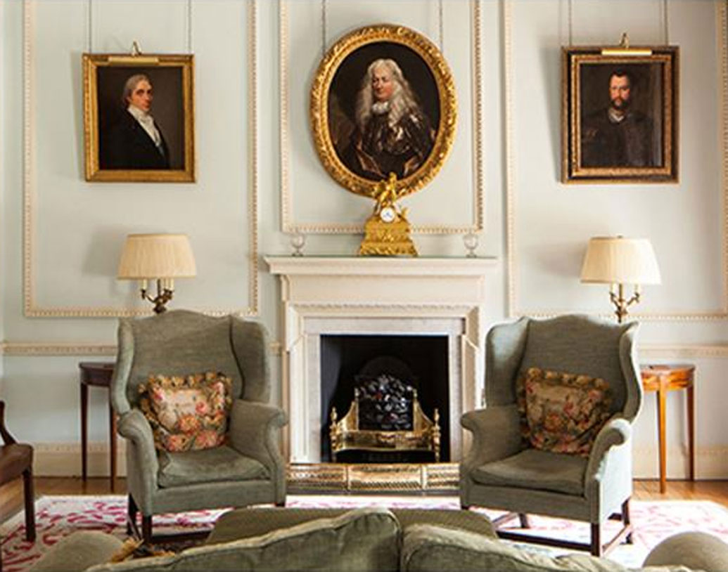 ১৯২২ সালে আয়ারল্যান্ড গঠনের পর ব্রিটিশ সরকাররকে হিলসবোরো প্রাসাদ বিক্রি করা হয়। এর ডাইনিং হলে ৩২ জন অতিথি এক সঙ্গে বসতে পারেন।