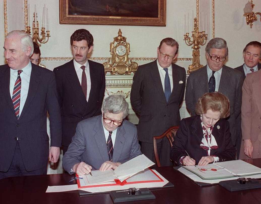 ১৯৮৫ সালে অ্যাংলো-আইরিশ চুক্তিও হয় এই হিলসবোরো প্রাসাদে। এটি সাধারণের জন্য খুলে দেওয়া হয় এপ্রিল, মে, জুন সেপ্টেম্বরে। এই প্রাসাদের বাগান, সমাধিক্ষেত্র, উডল্যান্ড দেখলে চোখ ফেরানো যায় না।