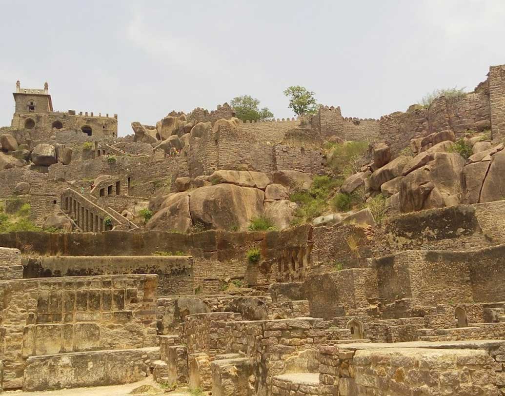 ১৬৬৩ সালে ফরাসি ভূপর্যটক তাভেরনিয়ের লিখেছিলেন, এই খনি থেকে পাওয়া একেকটা হিরের মাপ একটি মুরগীর ডিমের অর্ধেকের চেয়েও বেশি বড়।