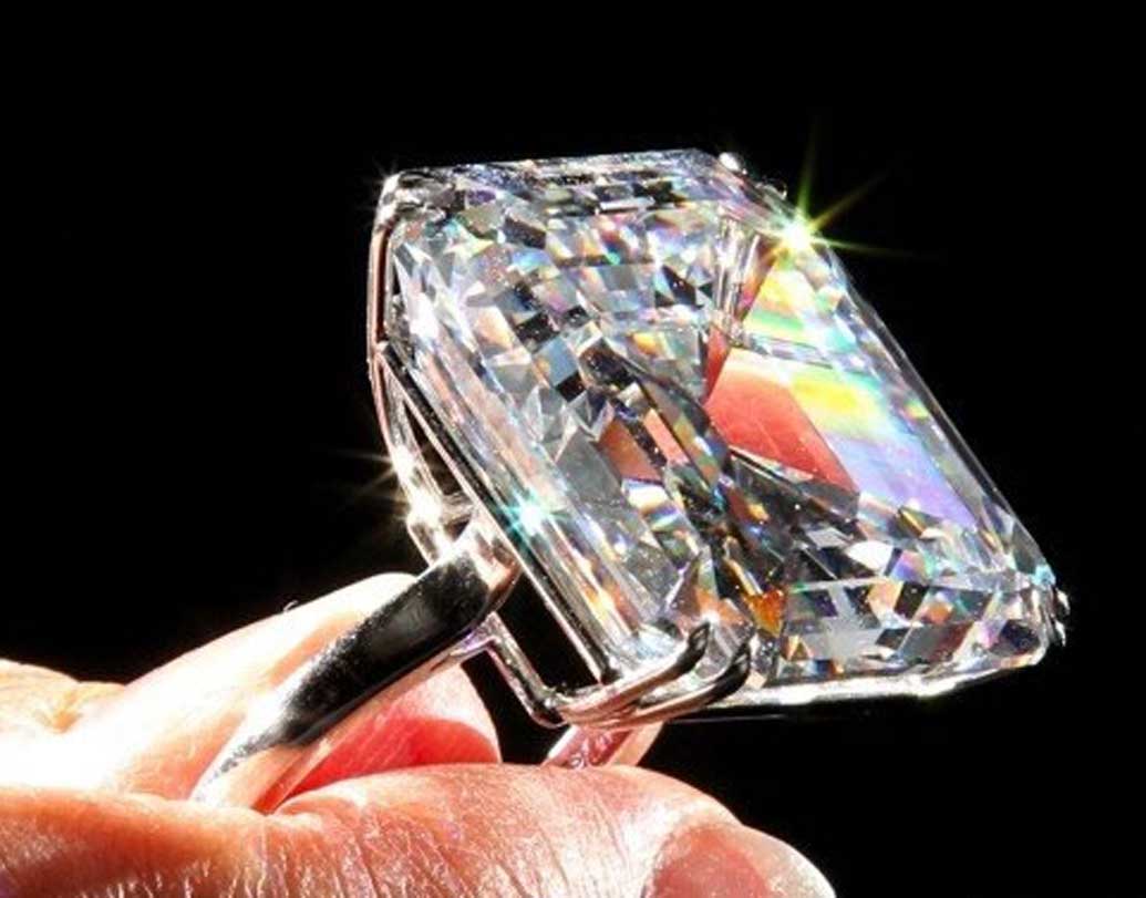 গোলকুণ্ডার হিরে সম্পর্কে তিনি লিখেছেন, সুন্দর গোলাপের মতো আকৃতি ছিল এই হিরের, এক দিকটা বেশ উচু। সেগুলোর থেকে কেটে নেওয়া হয়েছে হিরে।