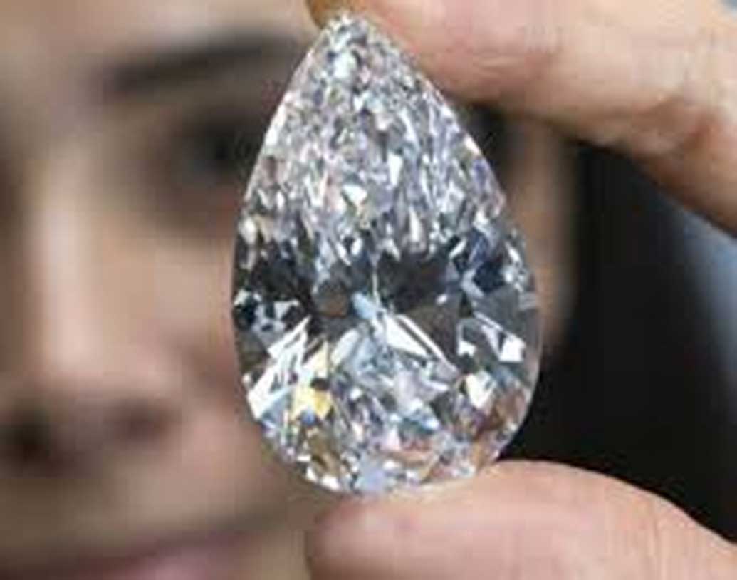 টাইপ ২-এ হিরে বর্ণহীন। বাদামি, গোলাপি, নীলচে ও ধূসর হতে পারে।