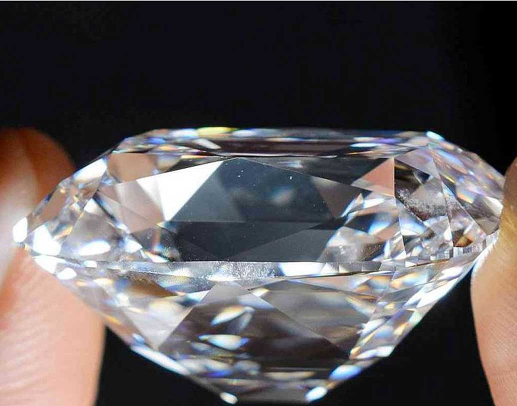 গোলকুণ্ডার খনির পাশ দিয়ে বহমান ছিল দুটি নদী, ফলে হিরের স্বচ্ছতা-মসৃণতার দিক থেকেও এখানকার হিরের আকারও অনন্য।