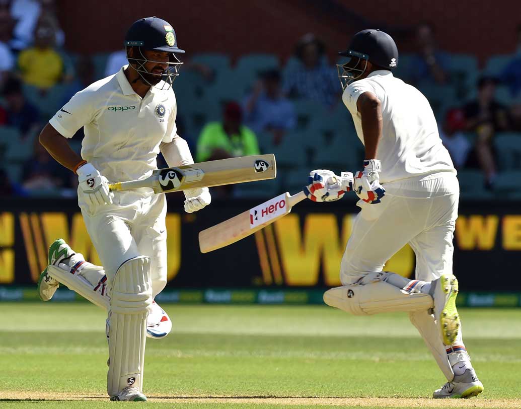 ছয় উইকেট চলে যাওয়ার পরে রবিচন্দ্রণ অশ্বিনকে নিয়ে লড়াই শুরু করেন পূজারা। দলের স্কোর ১৮৯, তখন ফিরে যান অশ্বিন। তিনি করেন ২৫ রান। পূজারা-অশ্বিন পার্টনারশিপে ওঠে মহামূল্যবান ৬২ রান।