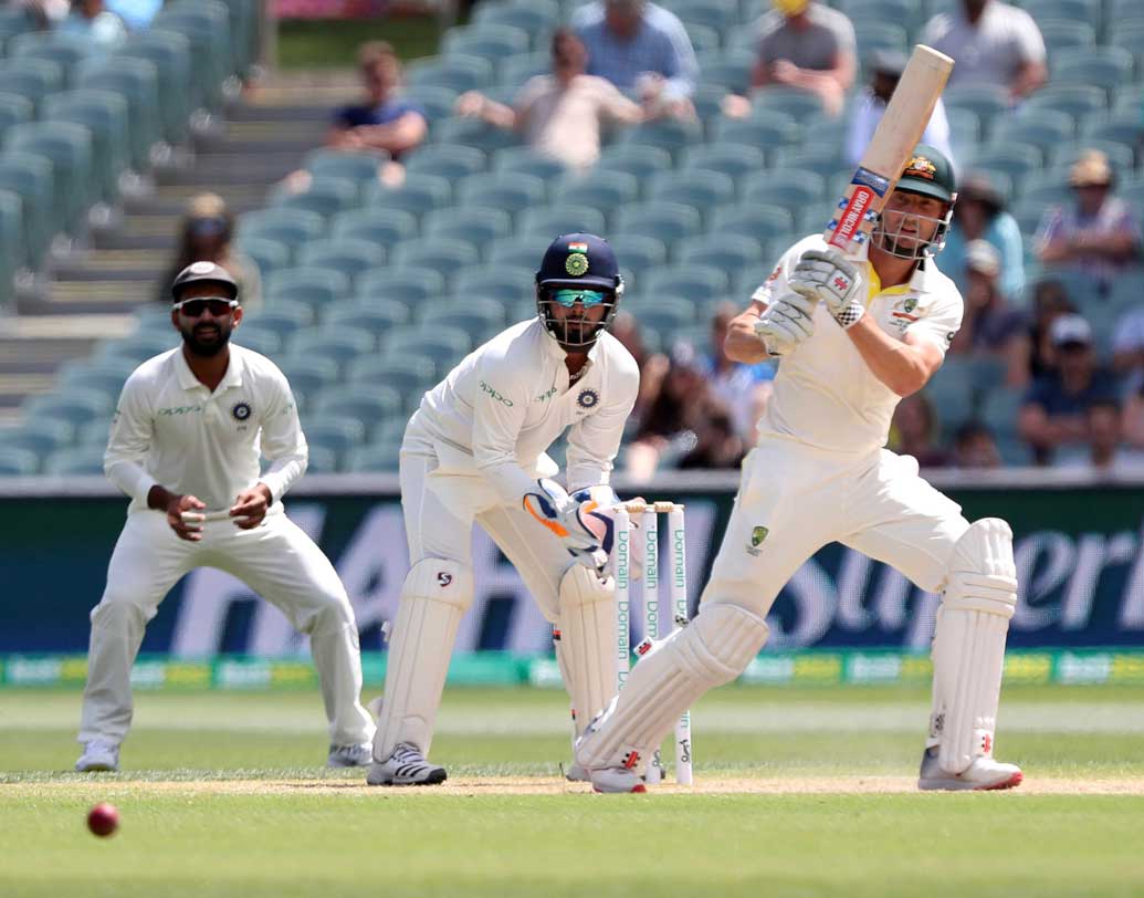 অস্ট্রেলিয়ার ব্যাটিং লাইন আপ ছিল একেবারেই নড়বড়ে। শন মার্শ বা ট্রাভিস হেড ছাড়া কেউই ভাল খেলেননি। ২৩৫ রানে শেষ হয় অস্ট্রেলিয়ার প্রথম ইনিংস। ১৫ রানে এগিয়ে থেকে দ্বিতীয় ইনিংস শুরু করেন ভারতীয় ব্যাটসম্যানরা।