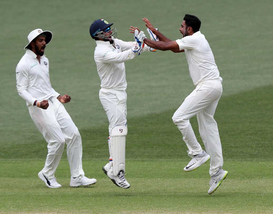 অশ্বিনের ভেলকি আর শামির গতি এই সিরিজে সবচেয়ে বেশি কাজে এসেছে ভারতের। একদিকে স্পিনার অন্যদিকে পেসার। প্রত্যেকেই অজি ব্যাটসম্যানদের মনে খানিকটা হলেও ত্রাস তৈরি করেছেন এই সিরিজে।