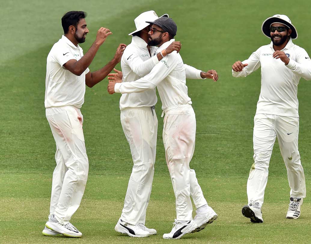 বল হাতে অস্ট্রেলিয়ার দুই ইনিংস মুড়িয়ে দেওয়ার কাজটা ভাল ভাবেই করলেন ভারতীয় বোলাররা। অশ্বিন বুঝিয়ে দিলেন, অনিল কুম্বলের সঙ্গে তাঁর তুলনা কেন করে থাকেন ক্রিকেট বিশেষজ্ঞরা। কাঁধে কাঁধ মিলেয়ে লড়াই চালালেন তিন সিমার ইশান্ত শর্মা- বুমরা-শামি।