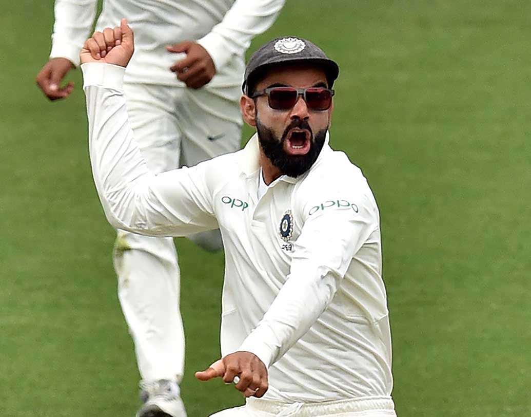 পরিসংখ্যান বলছে, এই মুহূর্তে ক্রিকেট দুনিয়া রাজ করছেন ভারতীয় সিমাররা। টেস্টের দুই ইনিংসে যে ভাবে শামি-বুমরা-ইশান্তরা বল করলেন, তাতে প্রমাণিত বিদেশের সবুজ পিচে হুঙ্কার শুরু হয়েছে মেন ইন-ব্লুর।