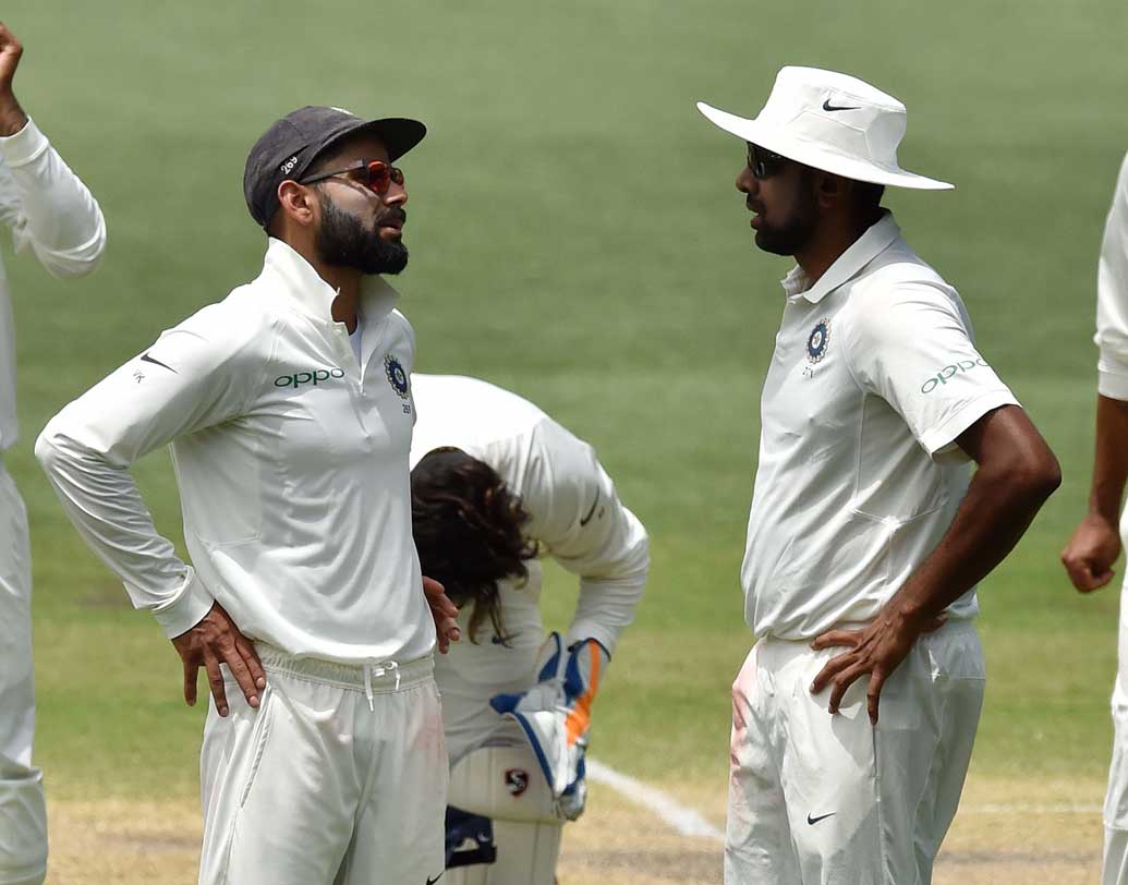 4)	চার বছর আগে এই মাঠেই খালি হাতে ফিরতে হয়েছিল ভারতকে। সে দিন মহেন্দ্র সিংহ ধোনির অনুপস্থিতিতে অধিনায়ক ছিলেন এই বিরাট কোহালিই। দুই ইনিংসেই সেঞ্চুরি করেছিলেন। কিন্তু, অসাধারণ রান তাড়া করেও তীরে এসে তরী ডোবে। বিরাট আউট হতেই শেষ হয়ে গিয়েছিল সব স্বপ্ন।