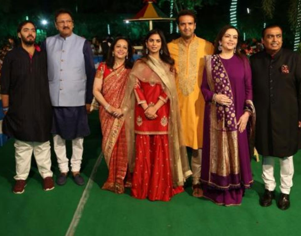 ঈশা অম্বানীর প্রি-ওয়েডিংয়ে শুধুমাত্র একদিনের জন্যই অতিথিদের বিমানবন্দর থেকে উদয়পুরে নিয়ে আসার জন্যই ব্যবস্থা করা হয়েছিল এক হাজার বিলাসবহুল গাড়ির।