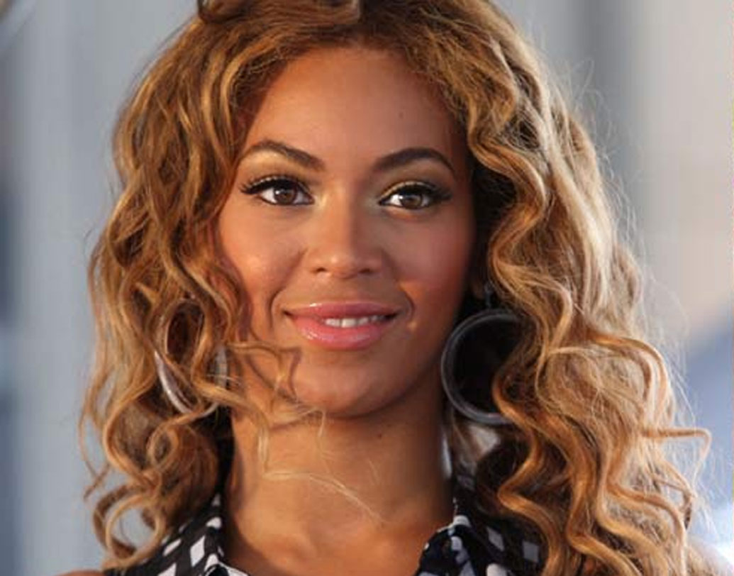 সুদূর আমেরিকা থেকে পারফরম্যান্সের জন্য উড়ে এসেছিলেন বিয়ন্সে। ছিলেন বলিউডের তারকা ও মন্ত্রীরাও। উদয়পুরে শনিবারেই ওঠানামা করেছে ১৫০টির কাছাকাছি বিমান। সব মিলে একমাত্র মেয়ের বিয়ের জন্য বিপুল আয়োজন করেছেন অম্বানী।