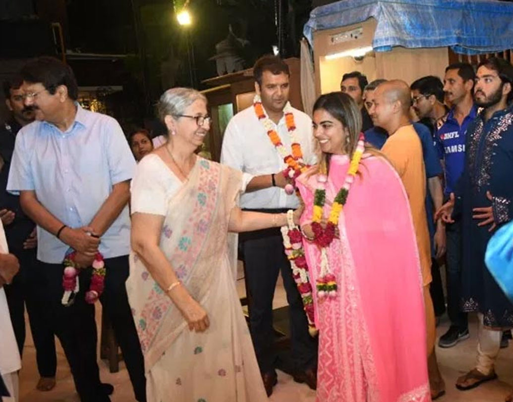 অম্বানীর মেয়ের বিয়ে হচ্ছে তাঁর বাড়ি অ্যান্টিলিয়ায়। ৮০০ জনের কাছাকাছি উপস্থিত থাকবেন এই বিয়েতে।