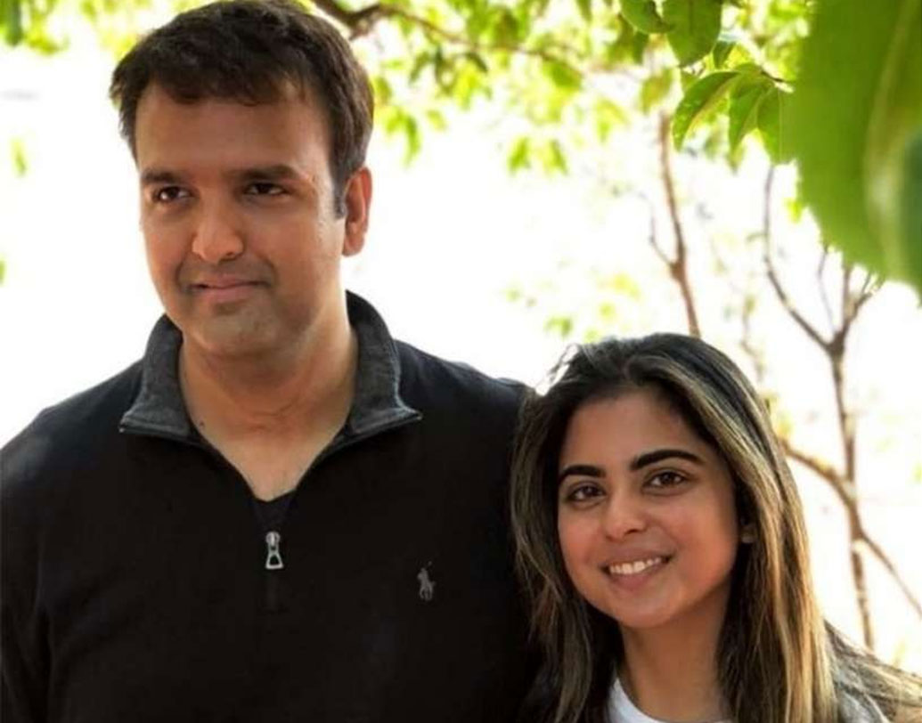 অম্বানী ও কোকিলাবেন পরিবার, বলিউড ও ক্রীড়াজগতের একাধিক তারকা ছাড়াও অম্বানী কন্যার মেয়ের বিয়েতে আমন্ত্রিত রতন টাটা, কুমার মঙ্গলম বিড়লা, শিবসেনা নেতা উদ্ধব ঠাকরেরাও।