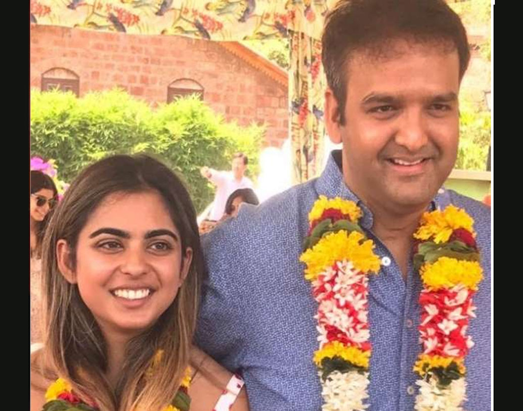 দক্ষিণ মুম্বইয়ের কেম্পস কর্নার থেকে আসবেন বরযাত্রীরা। সেখান থেকে বিপুল সমারোহে অম্বানীর বাড়ির উদ্দেশে আসার কথা পিরামল পরিবারের।