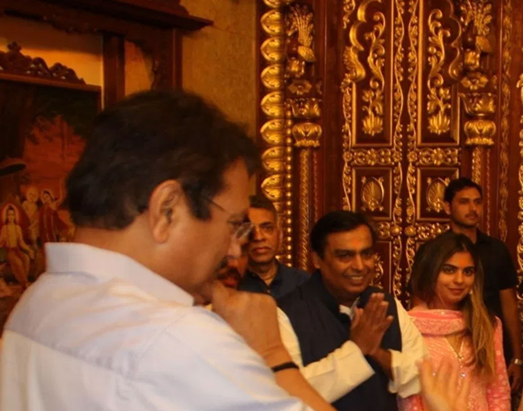 একটি সর্বভারতীয় দৈনিকের দেওয়া হিসাব অনুযায়ী, অম্বানী কন্যার মেয়ের বিয়ের দিনই খরচ হতে চলেছে মোটামুটি ৭২৩ কোটি টাকা। বিয়ের পর আরও দুটি রিসেপশনের আয়োজন করেছেন অম্বানী ও পিরামল পরিবার। সবমিলিয়ে অম্বানী কন্যার মেয়ের বিয়ে সঠিক অর্থেই ‘বিগ ফ্যাট ওয়েডিং’।