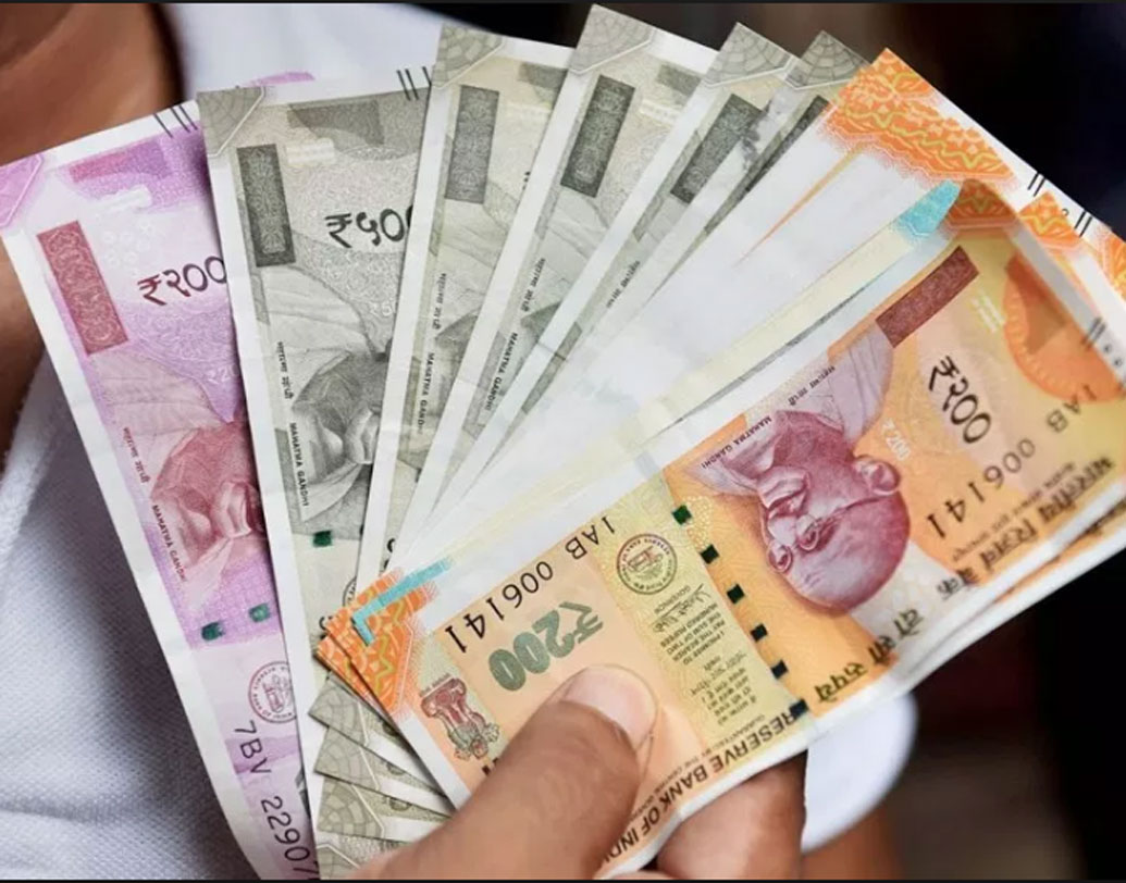 ব্যাঙ্কে গেলে শুনতে হয় এই নোট বদলানোর কোনও অনুমতি নেই। অর্থাৎ কতটা ক্ষতিগ্রস্ত নোট বদলানো যায়। এবং ক্ষতির পরিমাণের উপর নির্ভর করে কত টাকা আপনি ব্যাঙ্ক থেকে ফেরত পাবেন তার একটা পরিষ্কার গাইডলাইন আনল রিজার্ভ ব্যাঙ্ক।