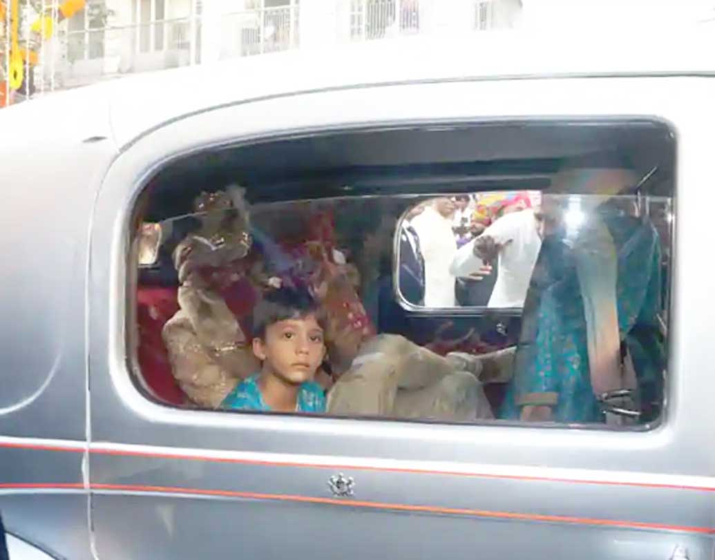 বরযাত্রীদের নিয়ে ইতিমধ্যেই চলে এসেছেন বর। ভিন্টেজ কারে চড়ে অ্যান্টিলিয়াতে প্রবেশ করেছেন আনন্দ পিরামল।