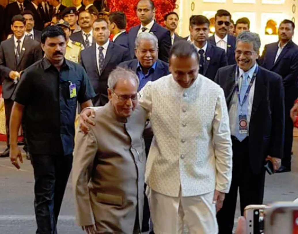 ঈশা এবং আনন্দকে শুভকামনা জানাতে হাজির হয়ে গিয়েছেন প্রাক্তন রাষ্ট্রপতি প্রণব মুখোপাধ্যায়ও।