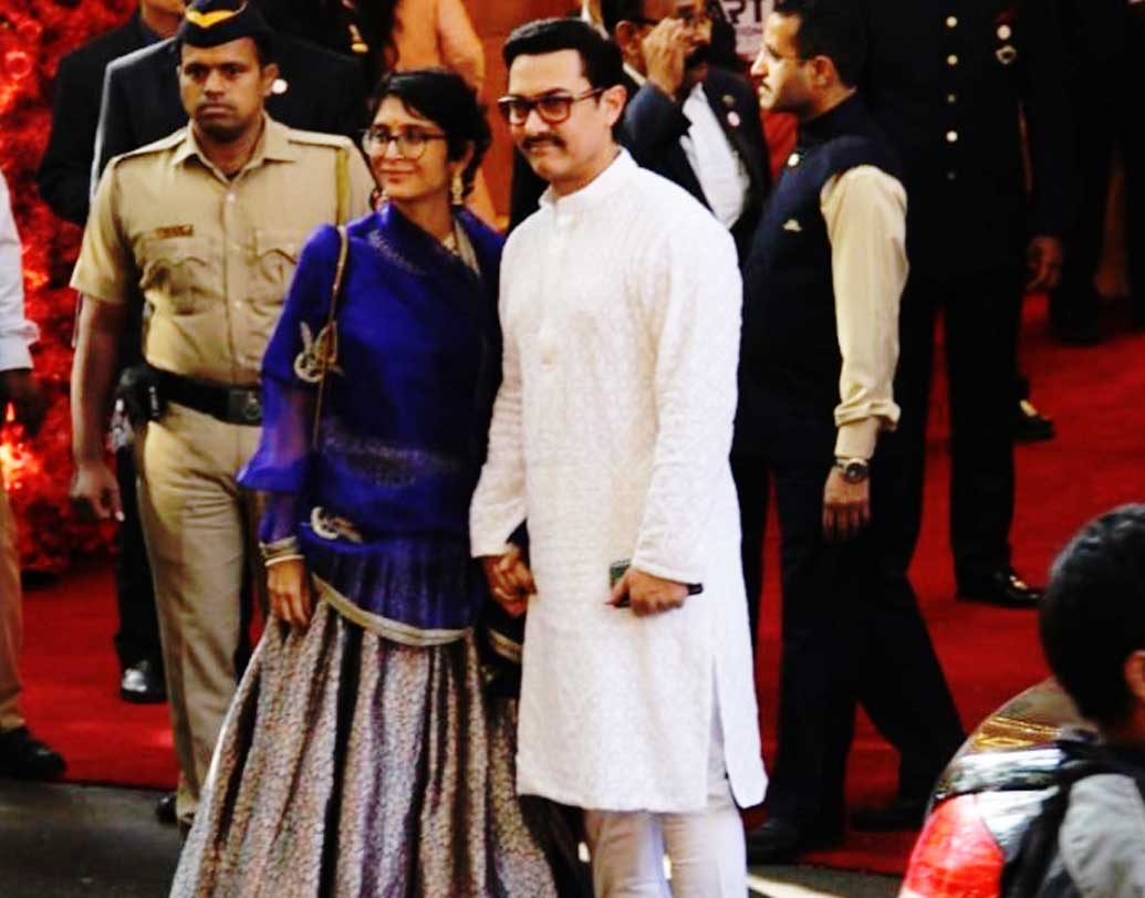 বরযাত্রী আসার কিছু পরেই অ্যান্টিলিয়াতে প্রবেশ করতে দেখা যায় সস্ত্রীক আমির খানকে। আমিরের পরনে সাদা কুর্তি আর নীল লেহেঙ্গায় সেজেছেন কিরণ রাও।