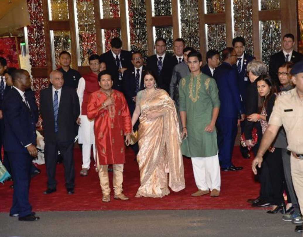 ছেলে অর্জুন তেন্ডুলকরকে সঙ্গে নিয়ে হাজির সস্ত্রীক সচিন তেন্ডুলকর। ট্র্যাডিশনাল পোশাকেই এ দিন দেখা মিলল সচিনের পরিবারের।