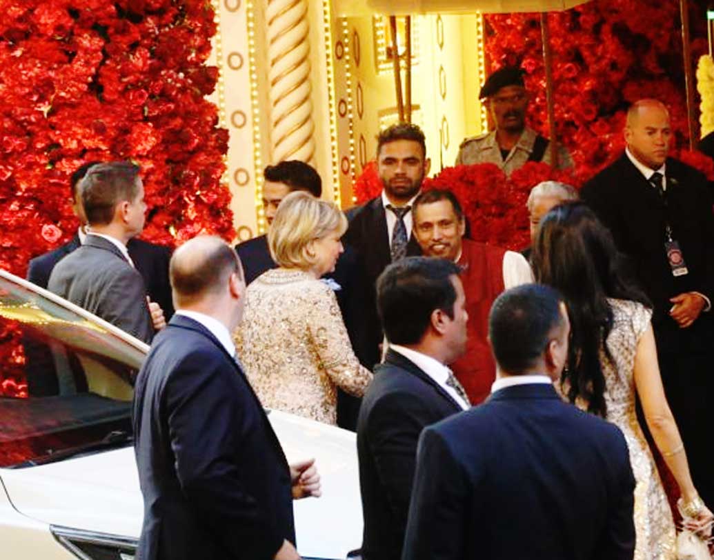 শুধু উদয়পুরে নয়। অ্যান্টিলিয়াতেও হাজির হিলারি ক্লিনটন।