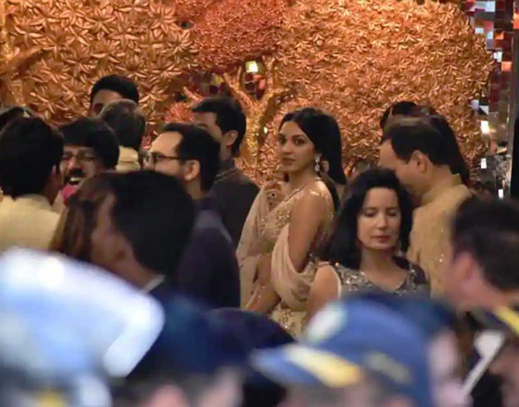 ভিড়ের মাঝে এক ঝলক দেখা গিয়েছে অভিনেত্রী কিয়ারা আডবাণীকেও।