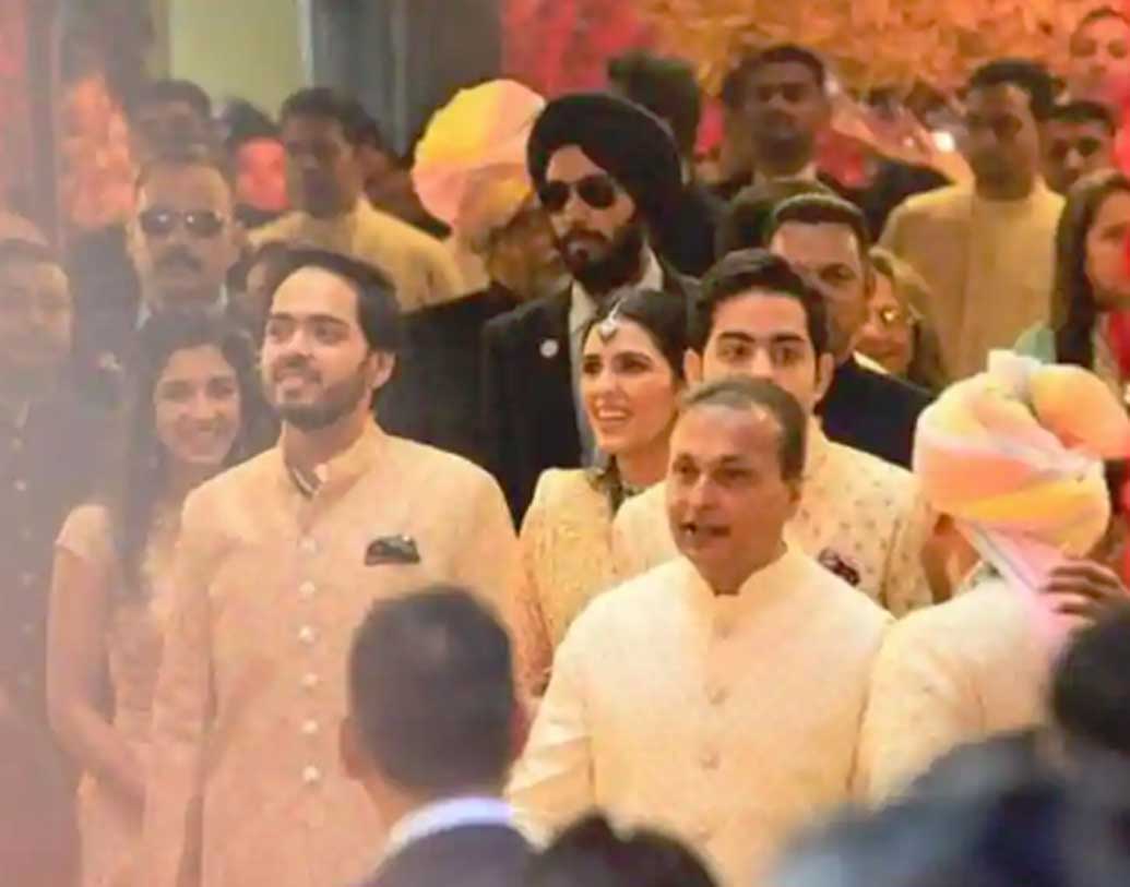 তারকা থেকে শুরু করে বরযাত্রী অবধি চলে এল। কিন্তু অম্বানী পরিবারের বাকিরা? টিনা অম্বানীকে সঙ্গে নিয়ে ঢুকলেন অনিল অম্বানী। তাঁদের সঙ্গেই এলেন মুকেশের দুই পুত্র আনন্দ এবং আকাশ। সঙ্গে তাঁদের হবু স্ত্রীরা, রাধিকা এবং শ্লোকা।