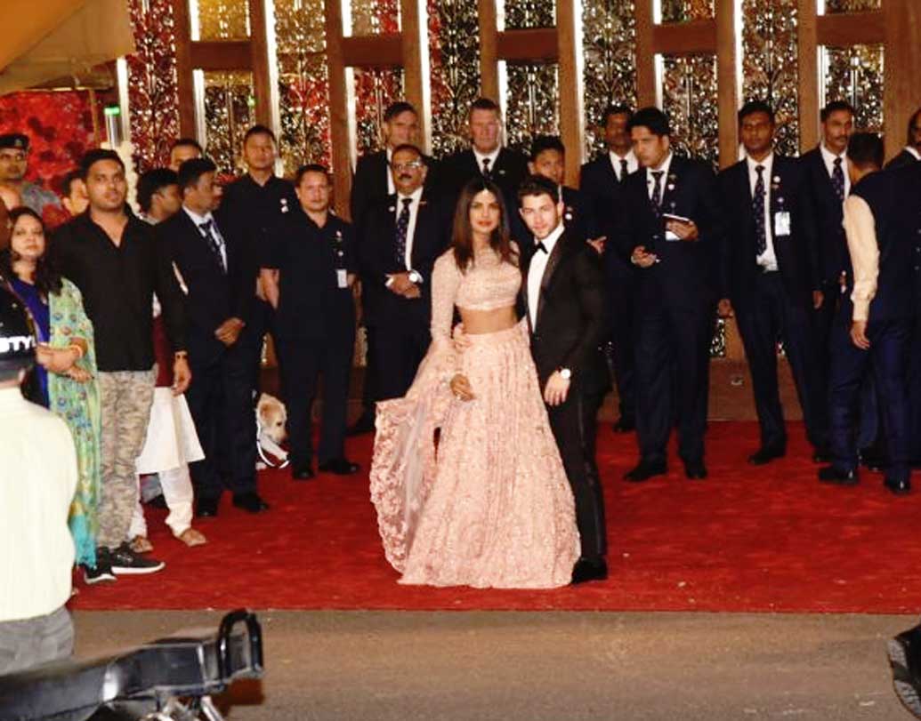 বন্ধু ঈশার বিয়ে। প্রি-ওয়েডিং সেলিব্রেশনে তো ছিলেনই। আবার ওমানে হানিমুন সেরেই তড়িঘড়ি চলে এসেছেন মুম্বই।