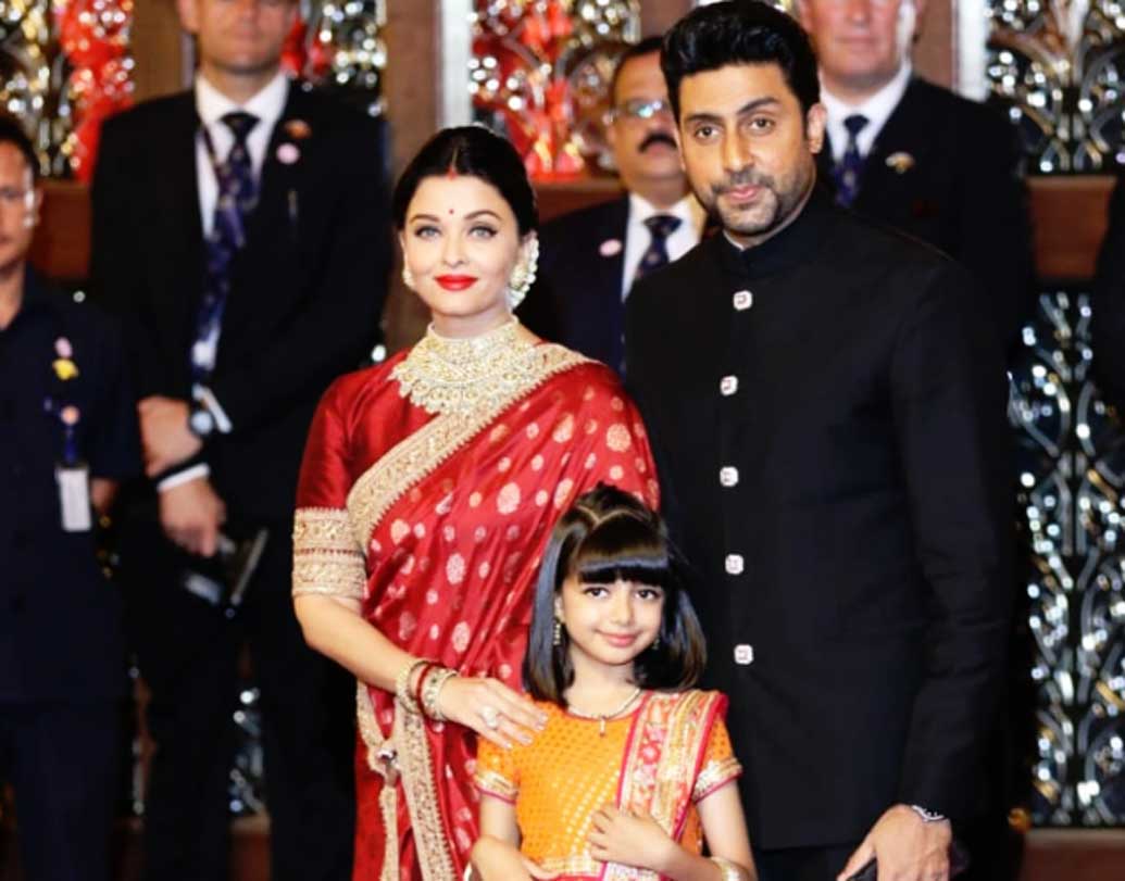 আরাধ্যাকে সঙ্গে নিয়ে অভিষেক আর ঐশ্বর্যাও চলে এসেছেন। ট্র্যাডিশনাল পোশাকে দেখা মিলেছে তাঁদেরও।