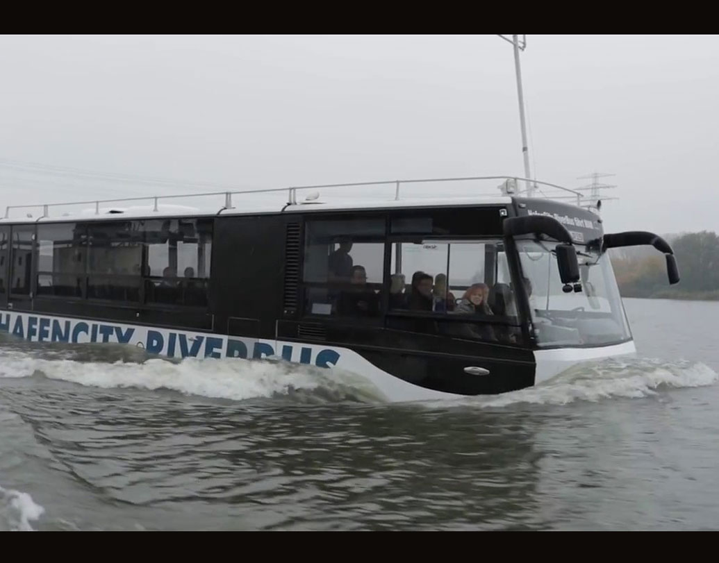 এই বাস চালু হয়েছে জার্মানির হামবুর্গ শহরে। এলবে নদীর ধারেই এই শহর। শহরের অন্যতম আকর্ষণ হয়ে উঠেছে এই রিভারবাস। বাসটির ভাবনা প্রথম মাথায় আসে ফ্রেড ফ্রাঙ্কেন নামে এক ব্যক্তির। তিনিই চার বছর আগে এটি প্রথম চালু করেন।