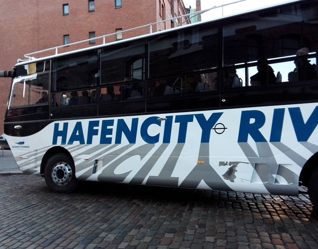 এই বাসের চালকের আসনের পাশে কিন্তু লাইফ জ্যাকেট, জয়স্টিক, রেডিও ইক্যুয়িপমেন্টসও রয়েছে। ২৮০ হর্সপাওয়ারের ছয় সিলিন্ডার ইঞ্জিনের বাসটির প্রযুক্তি অনেকটাই জাহাজ ভাসার প্রযুক্তির মতোই।