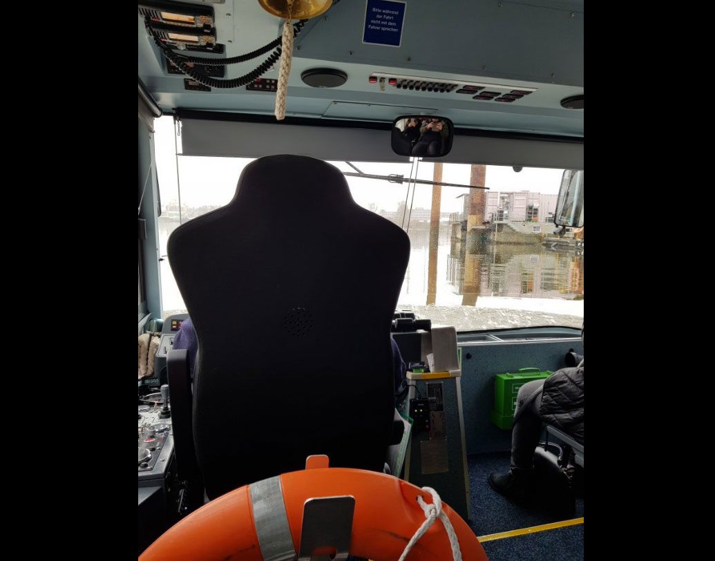 এই বাসের আসন কিন্তু একেবারেই আর পাঁচটা সাধারণ বাসের মতো। যাত্রা শুরু হলে প্রথমেই শহরটি ঘুরে দেখতে পারেন যাত্রীরা। আর তার পর কিছুক্ষণের বিরতি দেওয়া হয়। যাত্রীদের বলা হয়, আপনারা ছবি তুলতে পারেন বাস থেকে নেমে। সেই সময় কী করা হয় জানেন?