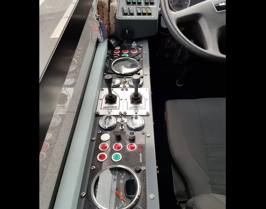 ৬৫ কিমি প্রতি ঘণ্টা বেগে চলে এই বাসটি। ৩৬ আসনের এই বাসের ভাড়া প্রাপ্তবয়স্কদের জন্য ২৪০৮ টাকা আর ৫-১৪ বছরের শিশুদের জন্য ভাড়া প্রায় ১৬৭৩ টাকা।