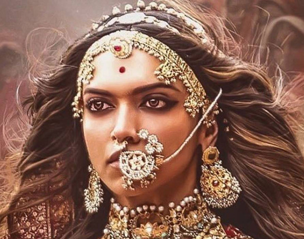 পদ্মাবত: বিতর্ক, রাজনৈতিক ব্যাখ্যা, সেন্সর বোর্ডের চোখ রাঙানি সব কিছুকে হেলায় হারিয়ে মুক্তি পাওয়ার এক সপ্তাহের মধ্যেই দেড়শো কোটিরও বেশি ব্যবসা করে ফেলে এই ছবি। মোট ব্যবসার পরিমাণ প্রায় ছ’শো কোটি। রণবীর সিংহ ও দীপিকা পাড়ুকোনের মতো স্টার কাস্টিং এই ছবিতে আলাদা মাত্রা যোগ করে।