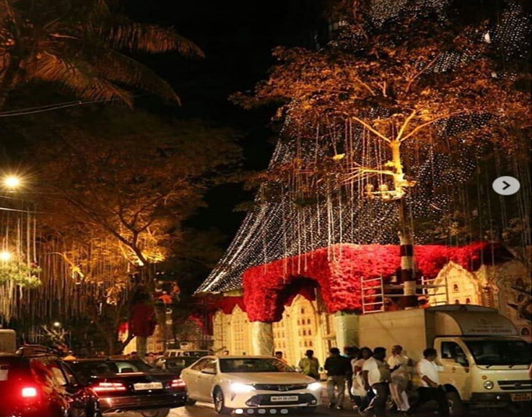 বিশ্বের অন্যতম বহুমূল্য ব্যক্তিগত আবাসন এটি। প্রতি মাসে এই বাড়ির বিদ্যুতের খরচই নাকি ৭০ লক্ষের উপরে। সেই অ্যান্টিলিয়াই সেজে উঠেছে গোলাপের তোড়া ও প্রদীপের আলোয়। এখানেই যে আনন্দ পিরামলের সঙ্গে গাঁটছড়া বাঁধছেন ঈশা। অ্যান্টিলিয়ায় কারা যোগ দেবেন আজ অম্বানী কন্যার বিয়ের অনুষ্ঠানে?