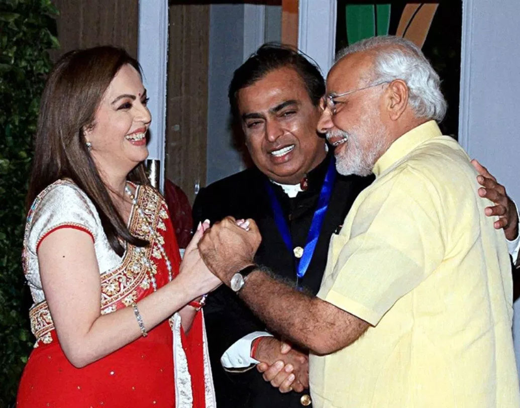 প্রধানমন্ত্রী নরেন্দ্র মোদি অম্বানী কন্যার বিয়েতে আসবেন কি না তা নিয়ে জল্পনা থাকলেও প্রাক্তন রাষ্ট্রপতি প্রণব মুখোপাধ্যায়, কেন্দ্রীয় মন্ত্রী রাজনাথ সিংহ, পশ্চিমবঙ্গের মুখ্যমন্ত্রী মমতা বন্দ্যোপাধ্যায়, বিজয় রুপাণি, টিডিপি প্রধান চন্দ্রবাবু নায়ডু, প্রকাশ জাভড়েকররা উপস্থিত থাকতে পারেন বিয়েতে, জানিয়েছে সূত্র।