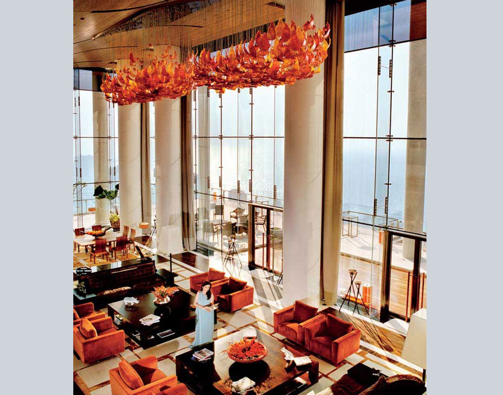 মুম্বইয়ের টোনি পেডার রোডের ২৭ তলার আবাসন ঘিরে কড়া নিরাপত্তা জারি রয়েছে। কাছাকাছি প্রায় প্রতিটি পাঁচতারা হোটলেই বুকিং হয়ে গিয়েছে অতিথিদের জন্য। অম্বানী পরিবার ছাড়াও মুকেশ এবং অনিলের মায়ের তরফে কোকিলাবেন পরিবারের আত্মীয়রাও চলে এসেছেন ১১ তারিখ রাত থেকেই।